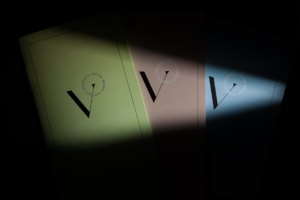 Macro λήψη εταιρικού φακέλου και branding υλικών σε studio