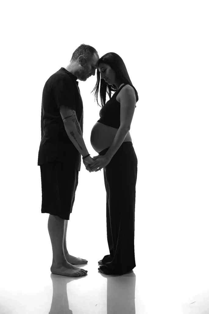 050 pregnancy on studio φωτογράφιση ζευγαριού σε στούντιο, φωτογράφιση εγκυμοσύνης, ζευγάρι αγγαλιά, λευκό φόντο