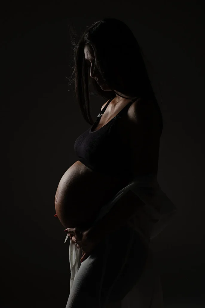 132 pregnancy on studio φωτογράφιση εγκυμοσύνης, δραματικό στυλ φωτισμού, περίγραμμα κοιλιάς