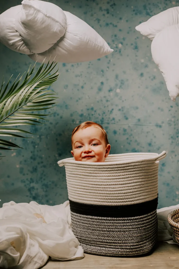3025 baby photoshoot studio βρεφική φωτογράφιση σε στούντιο, μωρό σε καλάθι, αξεσουάρ σύνεφα και φυτά