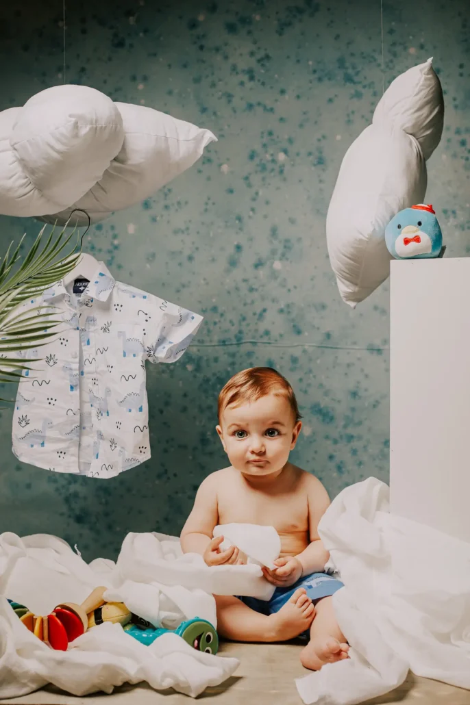 3054 baby photoshoot studio βρεφική φωτογράφιση σε studio, σκηνικό με παιχνίδια και πολύχρωμα υφάσματα