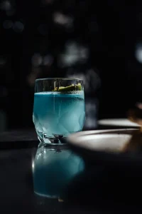 003 menu - coktail photos Φωτογράφιση φαγητού & menu για εστιατόρια και bar, φωτογράφια cocktail, μπλε κοκτέηλ δίπλα από πιάτα μενού