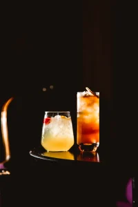 &phi;&omega;&tau;&omicron;&gamma;&rho;ά&phi;&iota;&sigma;&eta; cocktail &kappa;&alpha;&iota; &pi;&omicron;&tau;ώ&nu;, &chi;&alpha;&mu;&eta;&lambda;ό &kappa;&alpha;&iota; &psi;&eta;&lambda;ό &pi;&omicron;&tau;ή&rho;&iota;