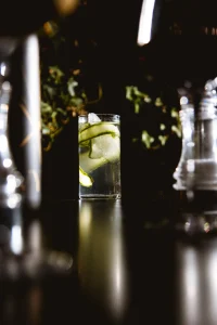 &phi;&omega;&tau;&omicron;&gamma;&rho;ά&phi;&iota;&sigma;&eta; cocktail, &pi;&omicron;&tau;ή&rho;&iota; &pi;&omicron;&tau;&omicron;ύ &sigma;&tau;&omicron; &kappa;έ&nu;&tau;&rho;&omicron; &kappa;&alpha;&iota; &pi;&epsilon;&rho;&iota;&beta;ά&lambda;&lambda;&epsilon;&tau;&alpha;&iota; &alpha;&pi;ό &mu;&pi;&omicron;&upsilon;&kappa;ά&lambda;&iota;&alpha; &kappa;&alpha;&iota; &phi;&upsilon;&sigma;&iota;&kappa;ά &upsilon;&lambda;&iota;&kappa;ά &sigma;&epsilon; &sigma;&kappa;&omicron;ύ&rho;&omicron; &phi;ό&nu;&tau;&omicron;