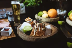 028 menu - coktail photos snapix φωτογράφιση μενού με πρόταση σερβιρίσματος, food styling με φυσικά υλικά και ποτά