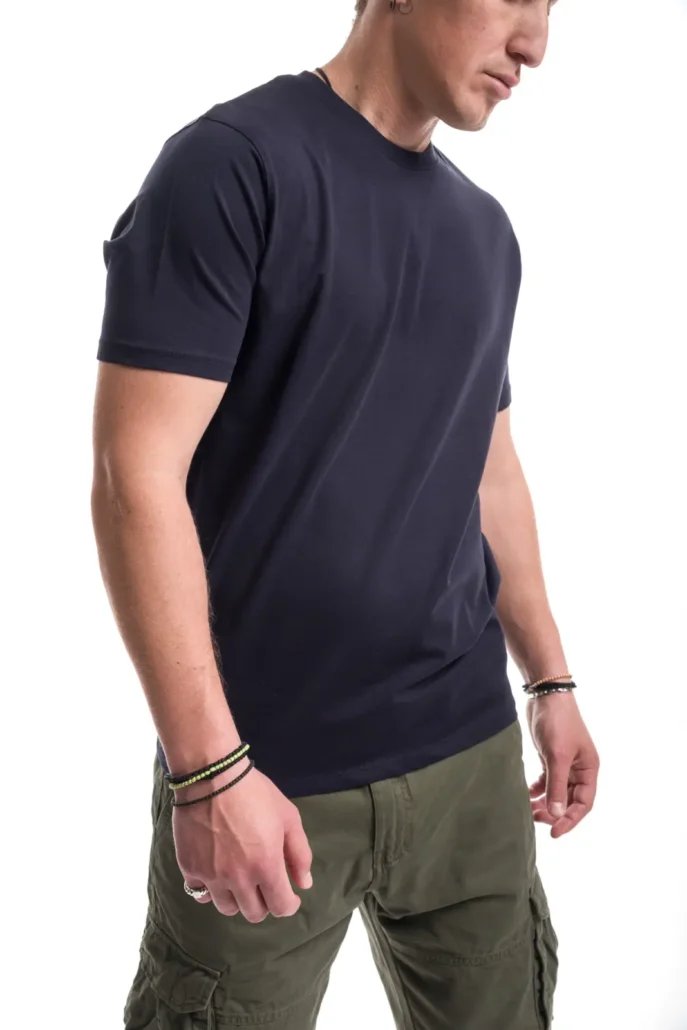 πλαϊνή όψη ανδρικής μπλούζας tshirt και λεπτομέρεια εφαρμογής και υφάσματος σε ανδρικό μοντέλο