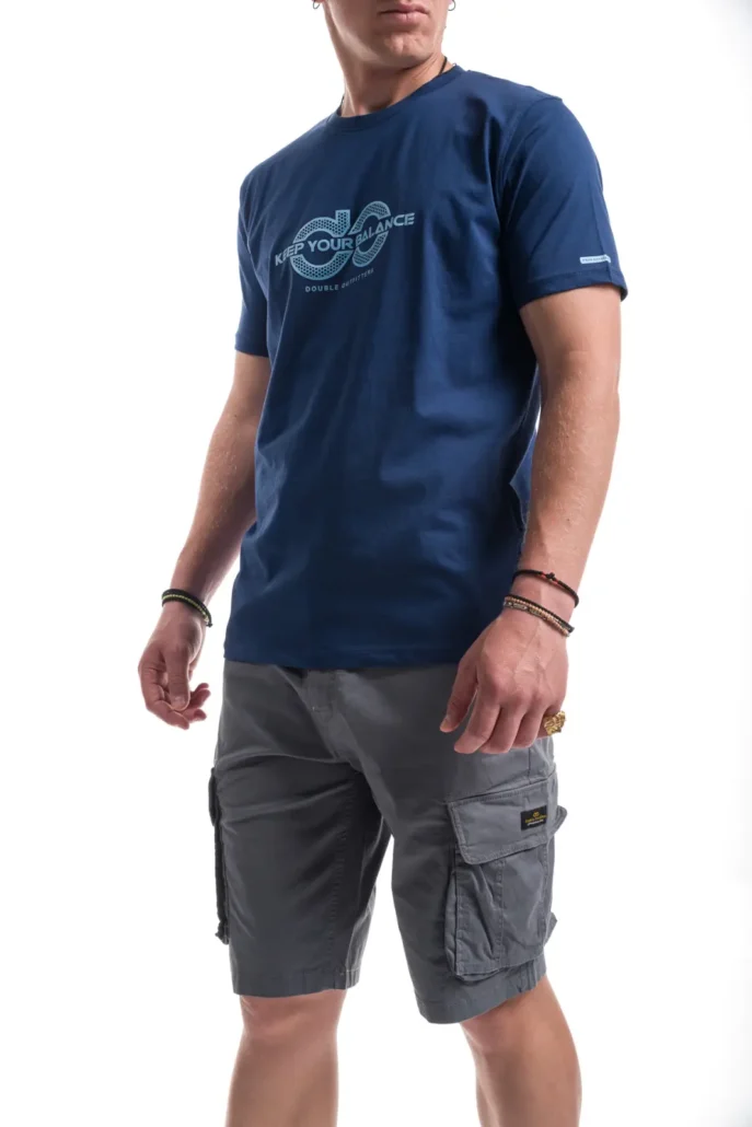 φωτογράφιση συνδυαστικής όψης ρούχων με tshirt και παντελόνι βερμπούδα cargo ανδρική, ανδρικό μοντέλο σε λευκό φόντο