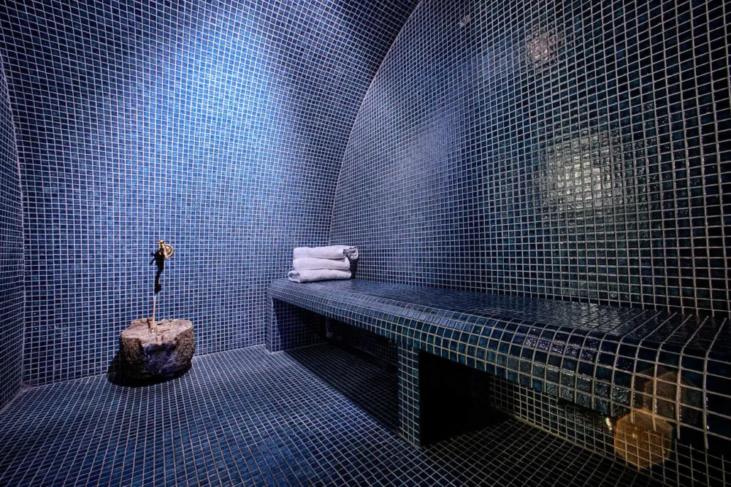 εσωτερικός χώρος spa, έμφαση σε υφή και σχεδιαστικές γραμμές εσωτερικός χώρος spa, έμφαση σε υφή και σχεδιαστικές γραμμές