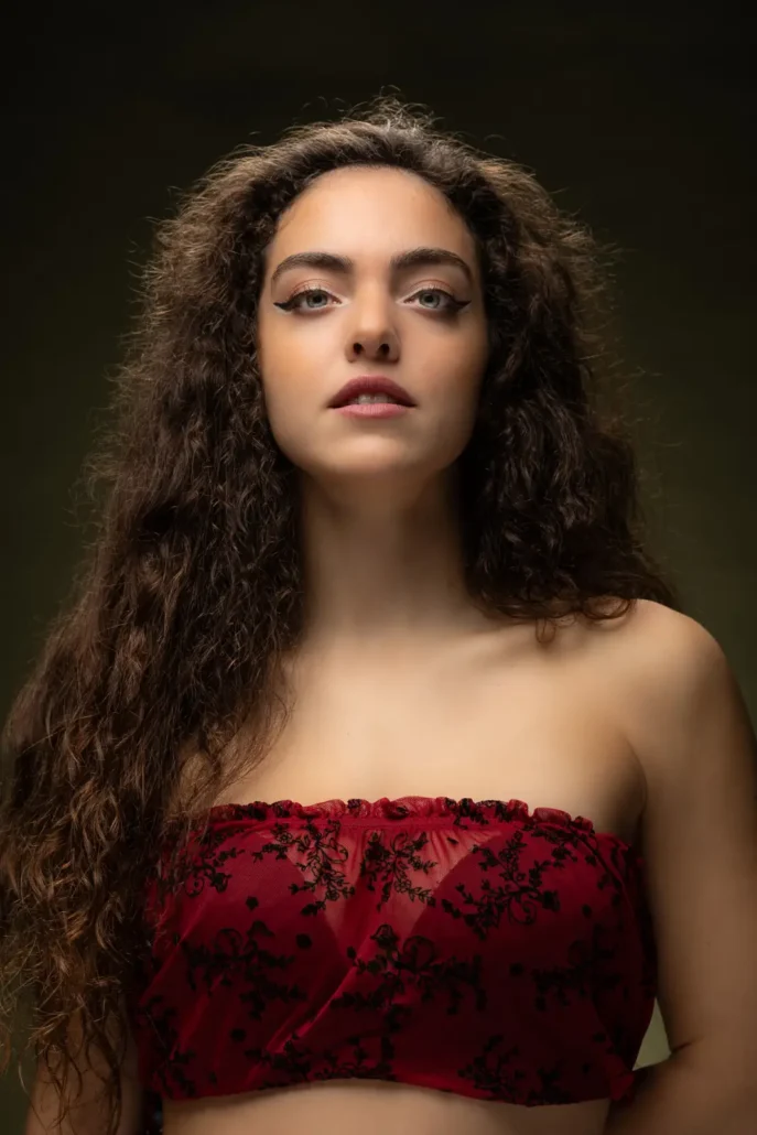Φωτογράφιση σε στούντιο lookbook, γυναικείας ένδυσης μπουστάκι κόκκινο διάφανο σε μοντέλο σε σκούρο φόντο