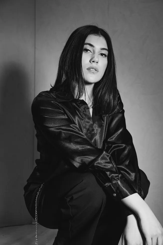 editorial φωτογράφιση ρούχων σε studio, γυναικεία ρούχα, ασπρόμαυρη φωτογραφία, μοντέλο