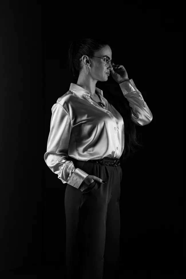 editorial φωτογράφιση ρούχων σε studio, γυναικεία ρούχα, ασπρόμαυρη φωτογραφία, σατέν πουκάμισο