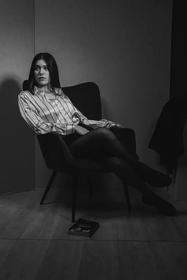 editorial φωτογράφιση ρούχων σε studio, γυναικεία ρούχα, ασπρόμαυρη φωτογραφία