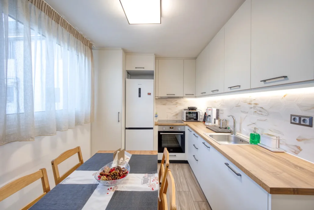 ο χώρος της κουζίνας airbnb με σωστή φωτογράφιση