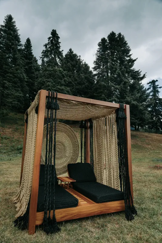 101 fotografisi-epiplon-outdoor-vnv φωτογράφιση επίπλων macrame - χειροποίητα έπιπλα παραλίας - σετ ξαπλώστρες με σκίαστρο